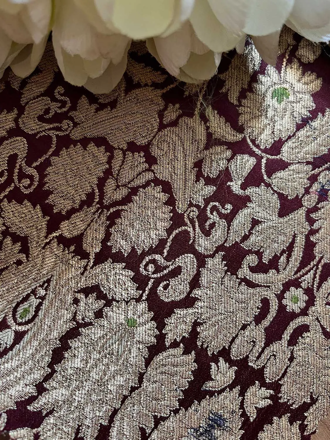 Exquisite Maroon Banarasi Silk Fabric - Handloom Kimkhwab ( 2.5 Mtr )