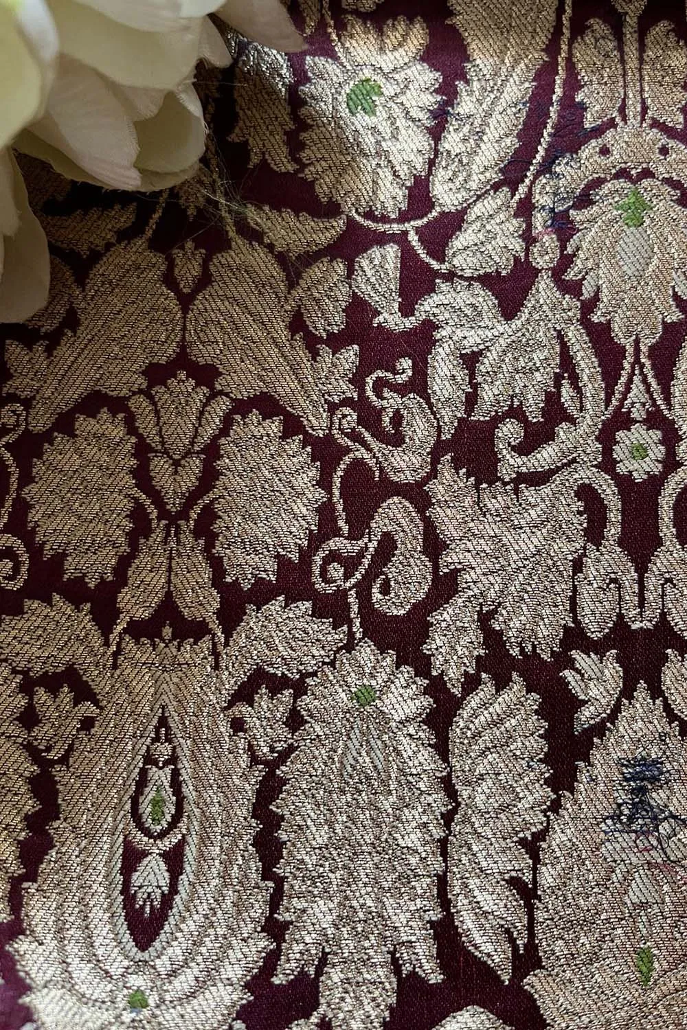 Exquisite Maroon Banarasi Silk Fabric - Handloom Kimkhwab ( 2.5 Mtr )